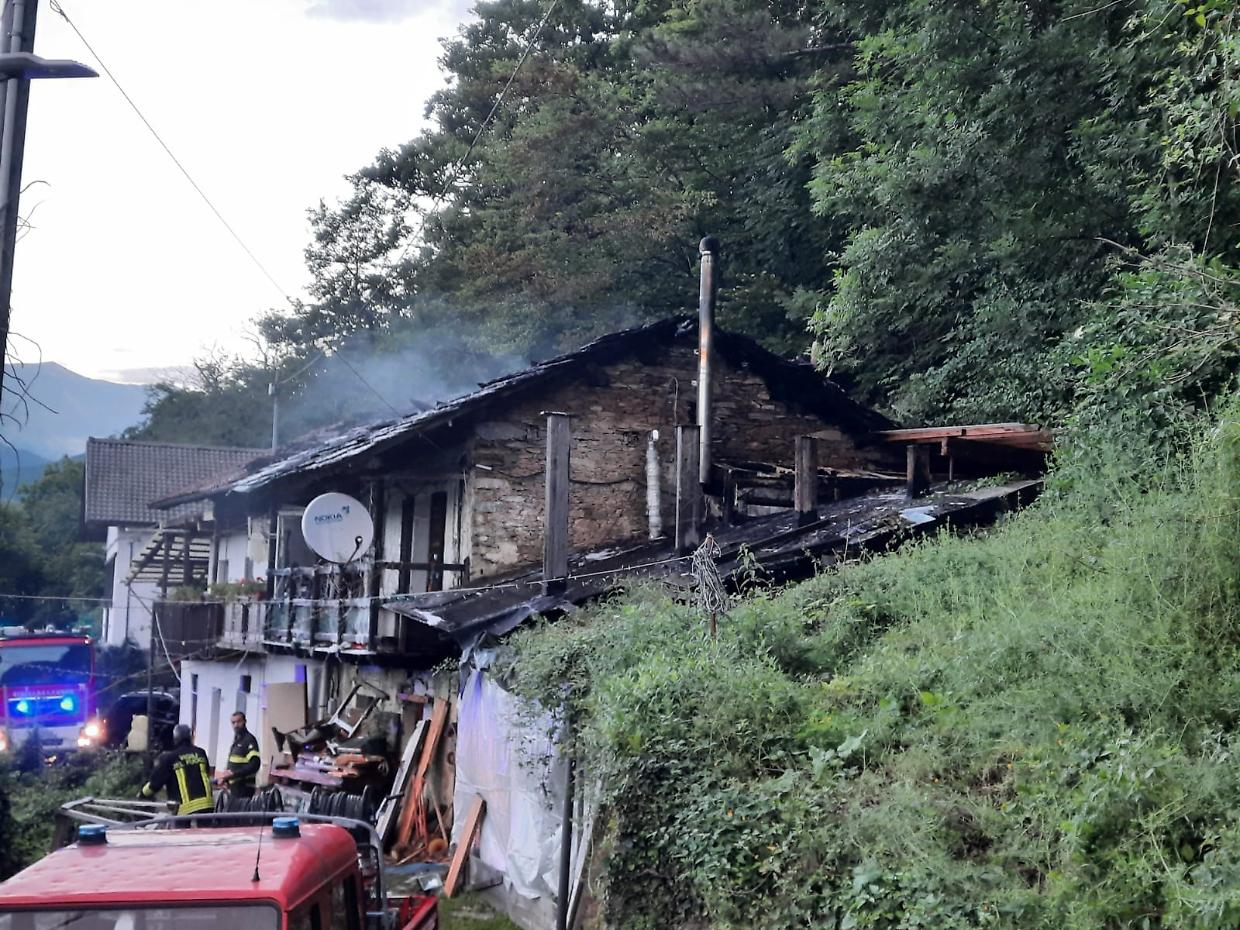 Prende fuoco una casa in montagna a Villar Perosa: complicate le operazioni di spegnimento 