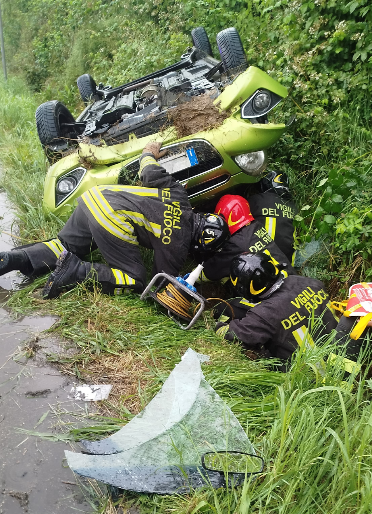 L'auto si capovolge dopo un tamponamento, una donna ferita nell'incidente stradale a Vinovo