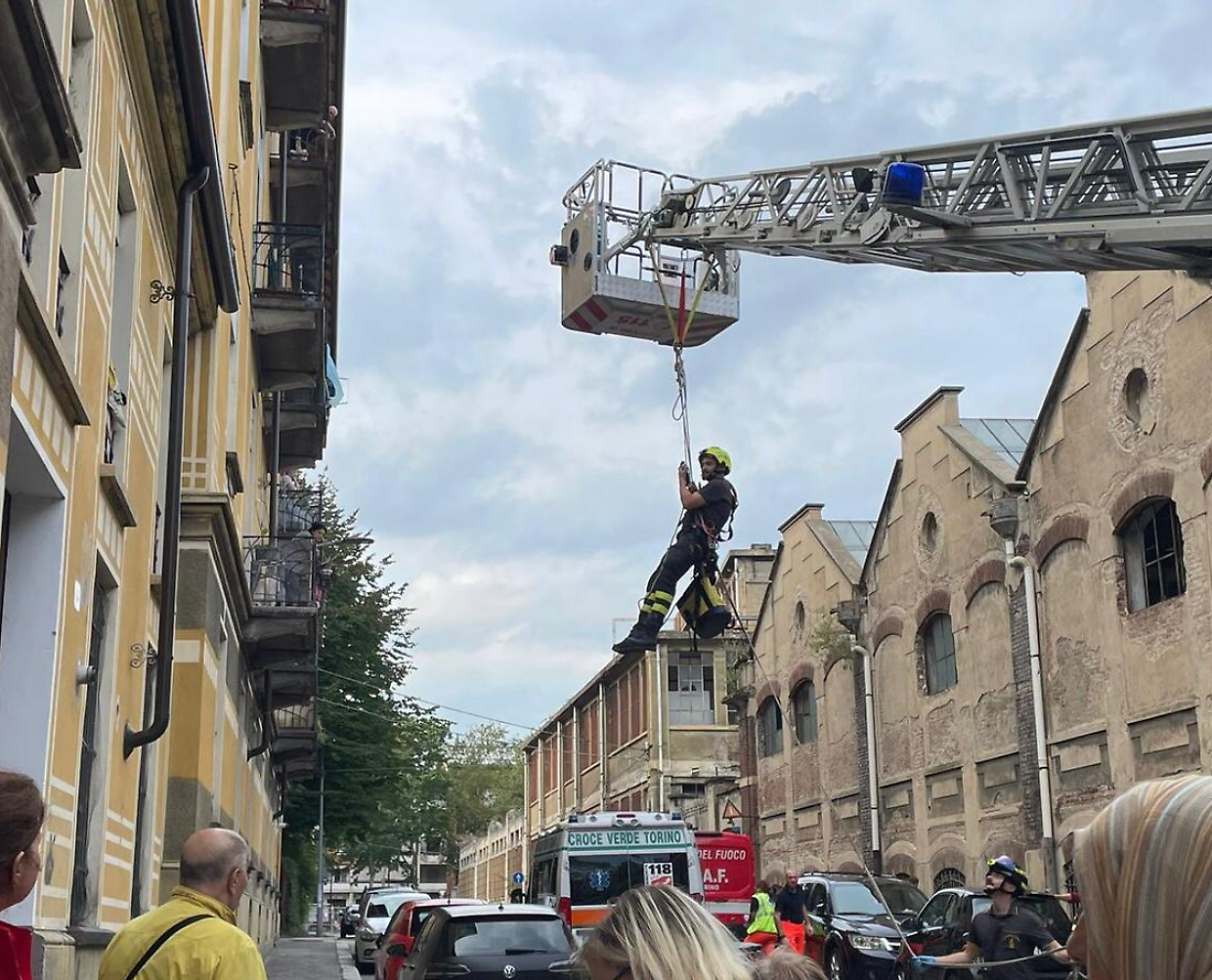 Si sente male nella casa “trappola”, soccorsa dai pompieri con l’autoscala