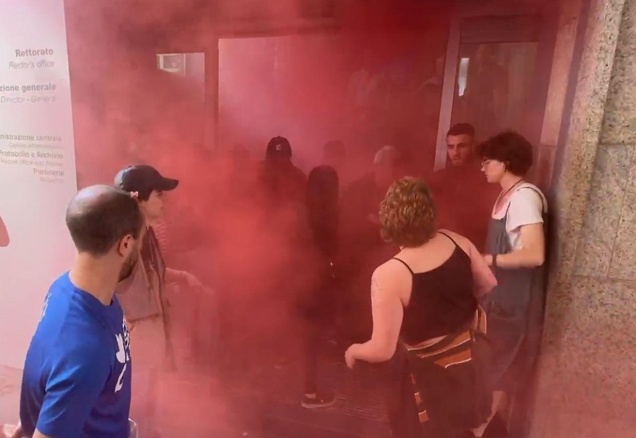 Protesta al Politecnico di Torino: Studenti Pro Palestina Incatenati ai Cancelli