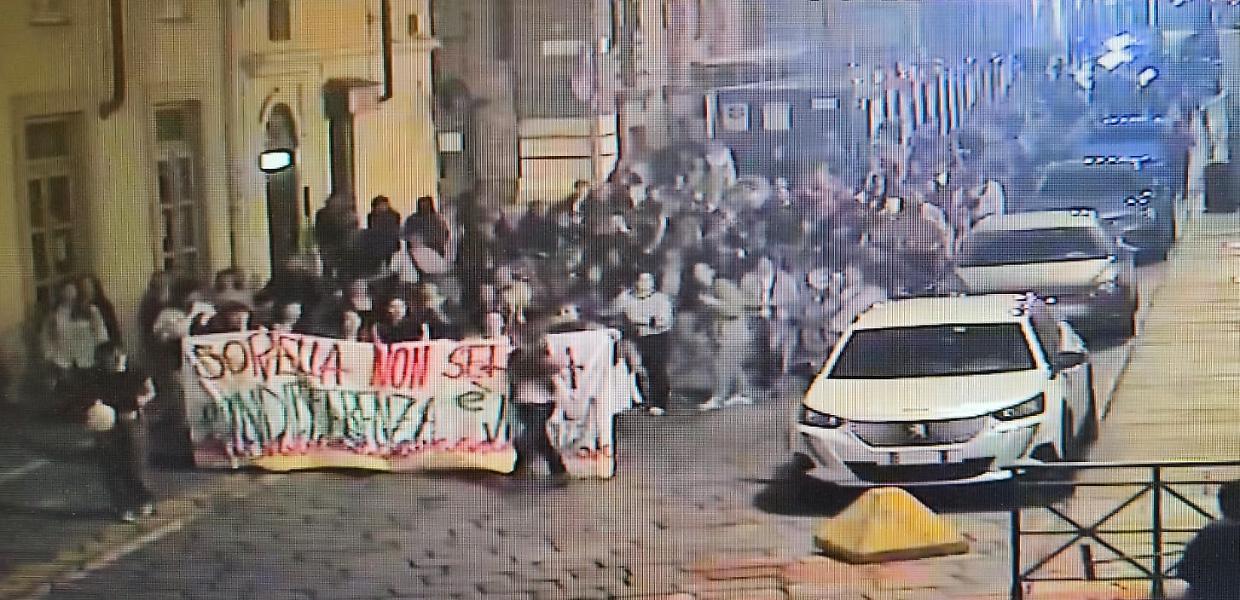 Corteo e scritte per protestare contro lo stupro. Ma per la polizia non è successo nulla