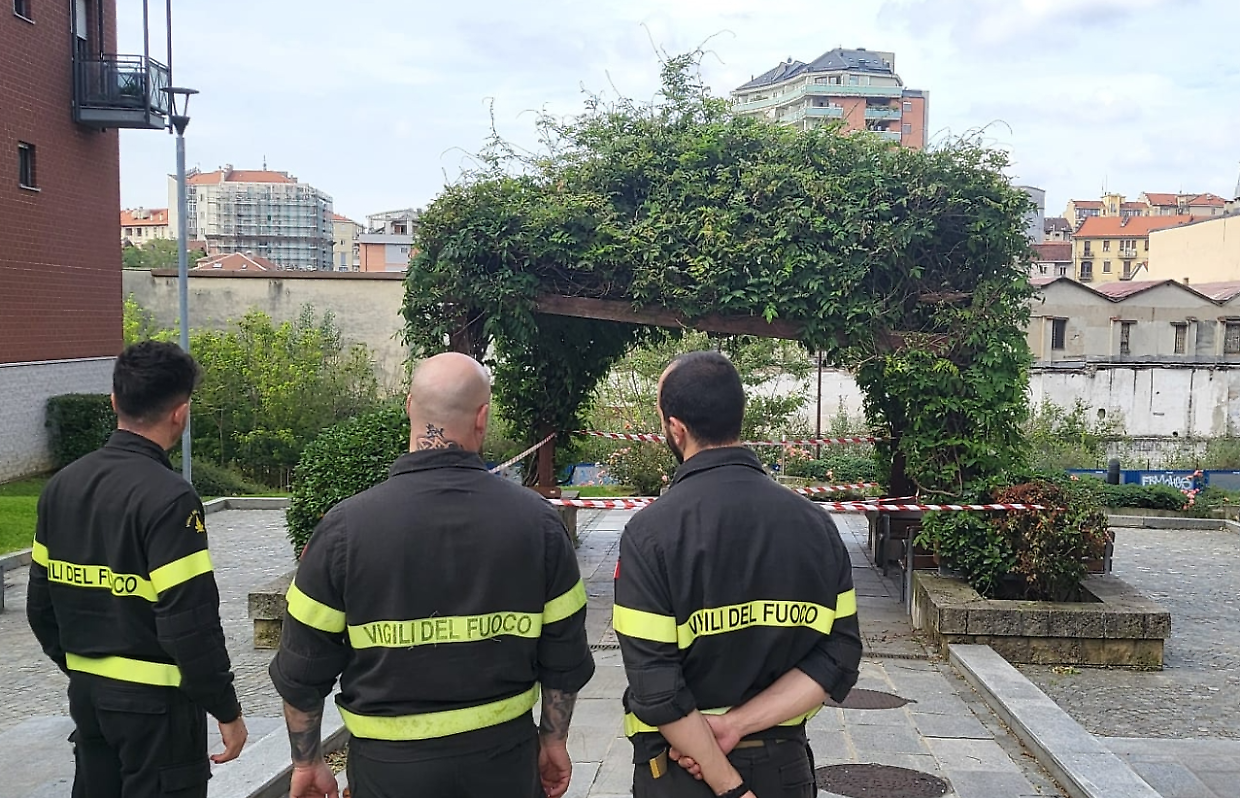 Cede il gazebo delle passerelle di Spina 3, intervengono i vigili del fuoco