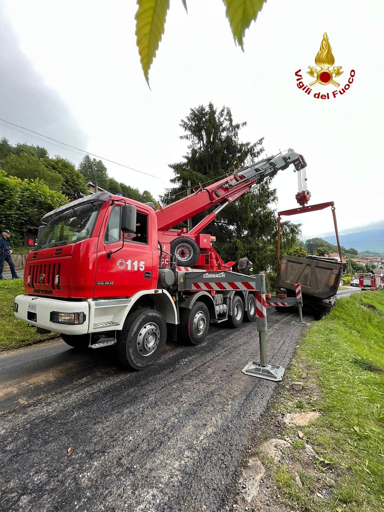 Giaveno: tir in bilico sulla scarpata, circolazione bloccata per ore