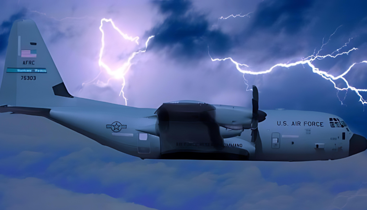 "Io, in volo attraverso gli uragani per salvare vite": ecco chi sono gli Hurricane Hunters