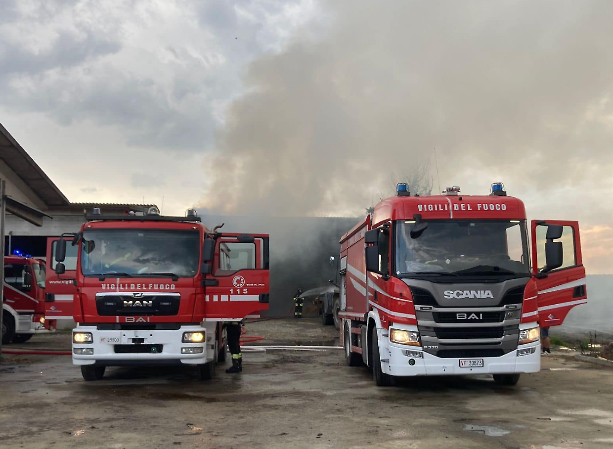 Incendio a Verrua Savoia: un capannone di rotoballe prende fuoco