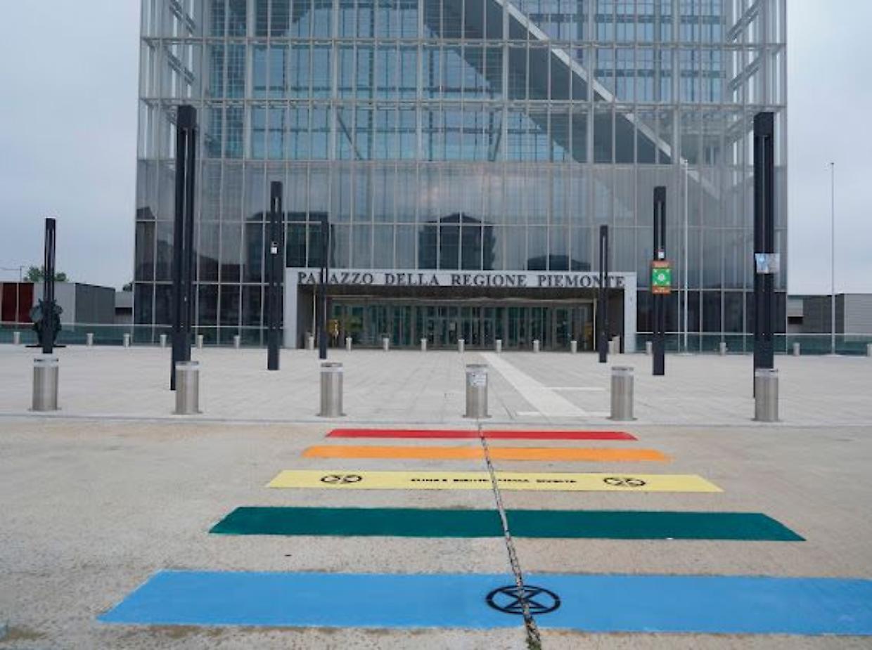 Strisce pedonali arcobaleno al Palazzo della Regione Piemonte