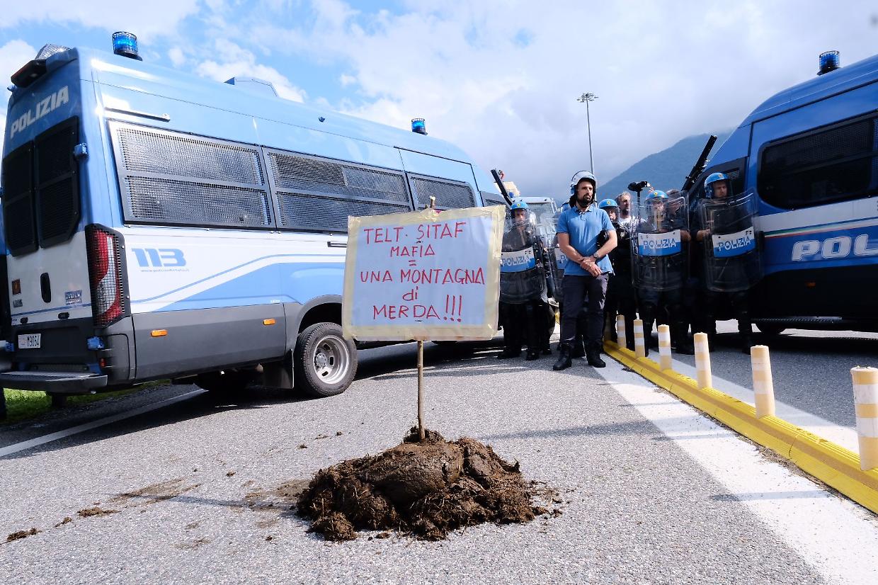 I manifestanti in corteo hanno scaricato letame davanti alla polizia