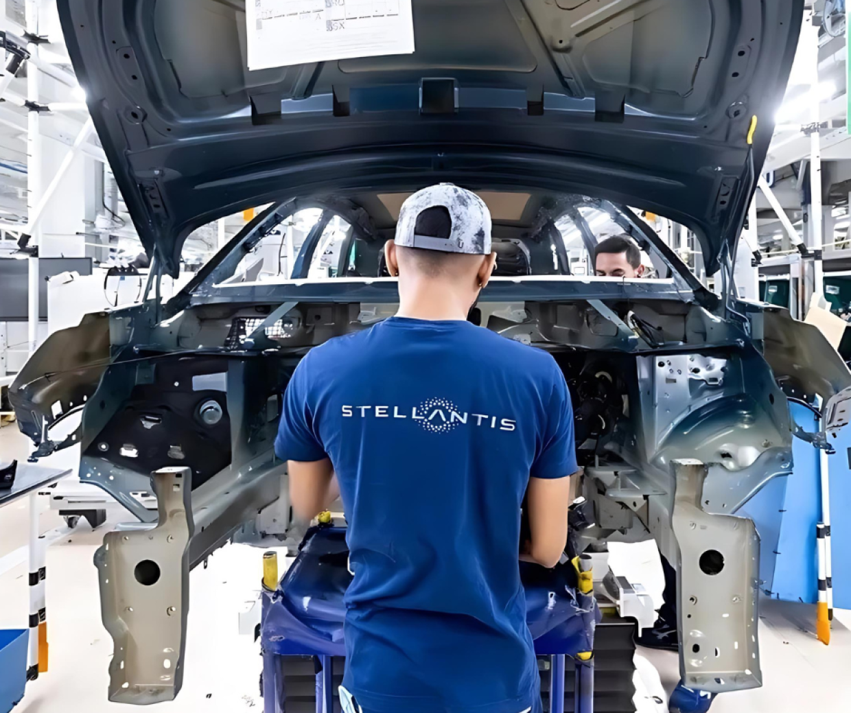 Dopo le auto, Stellantis sposta all'estero anche gli operai (in cassa)