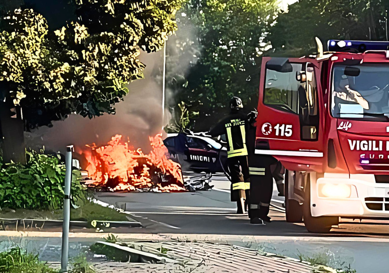 La Jaguar è rimasta completamente carbonizzata dalle fiamme