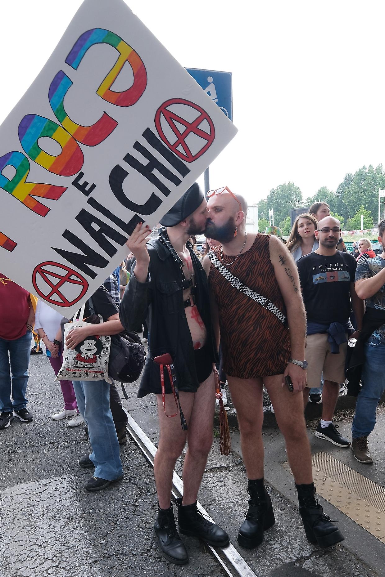 Feticisti, drag queen e “analchiche froce” nella parata dell’eros