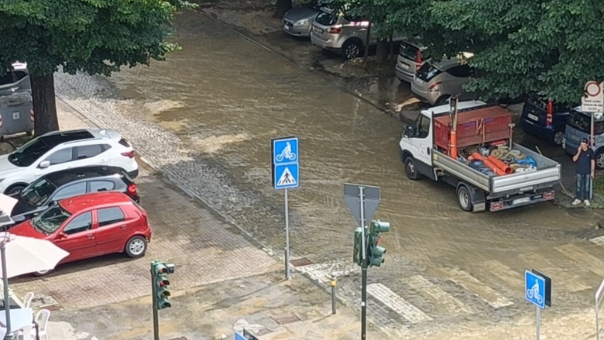 Allagamento a Moncalieri: Disagi al Traffico in Via Martiri della Libertà
