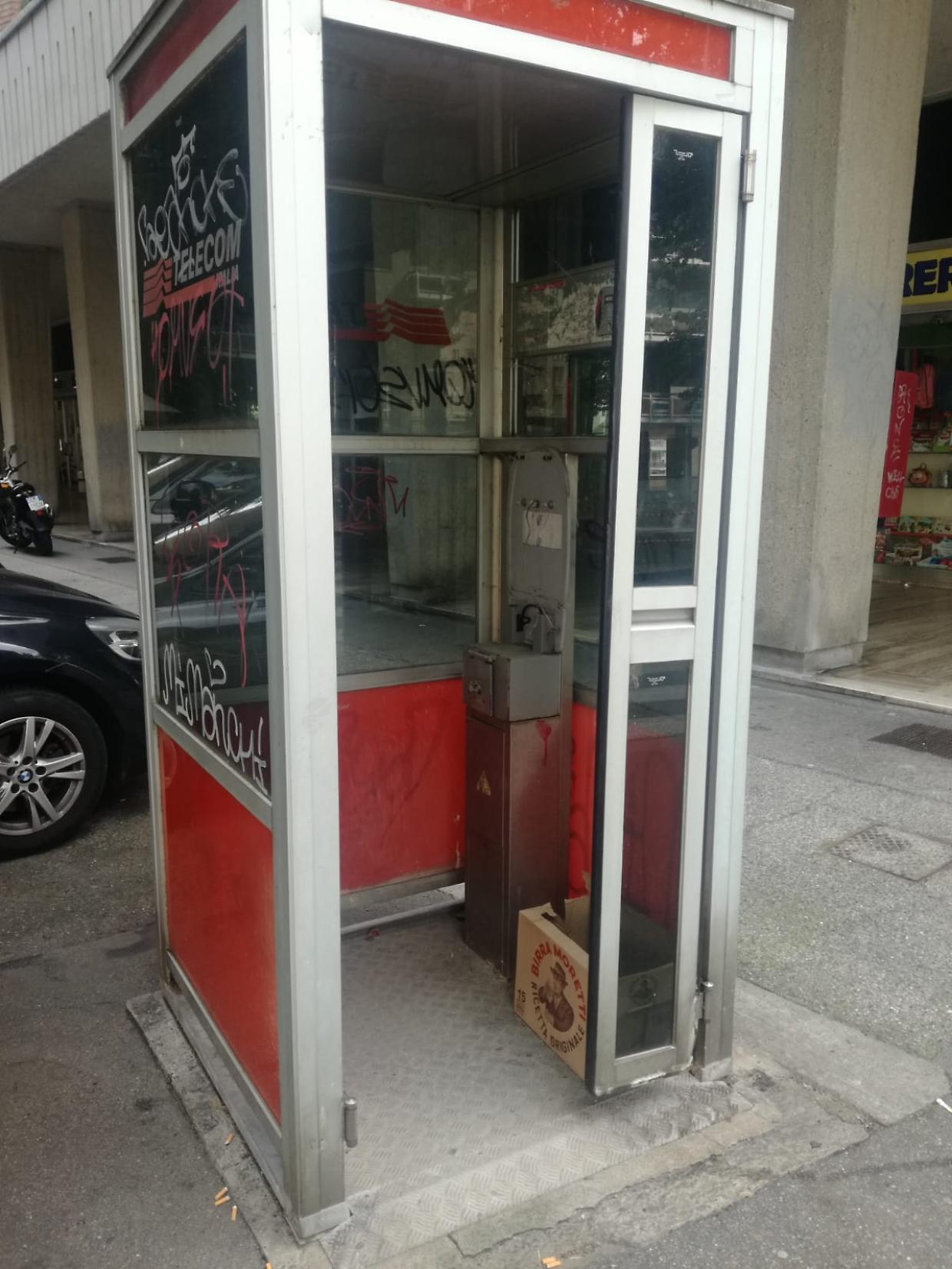 Corso XI Febbraio, le cabine telefoniche diventano un rifugio notturno per senzatetto