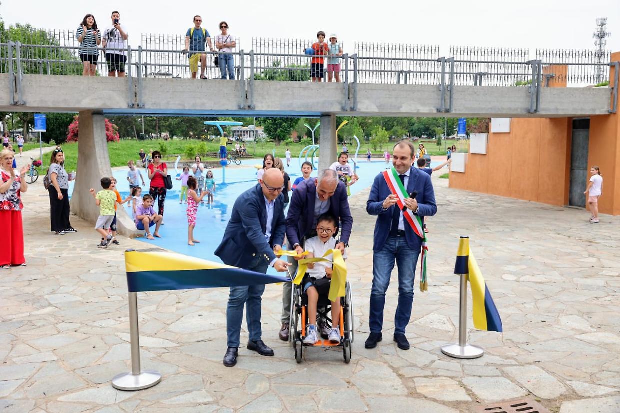 Taglio del nastro al Parco di Vittorio: 37 giochi d'acqua e solarium 