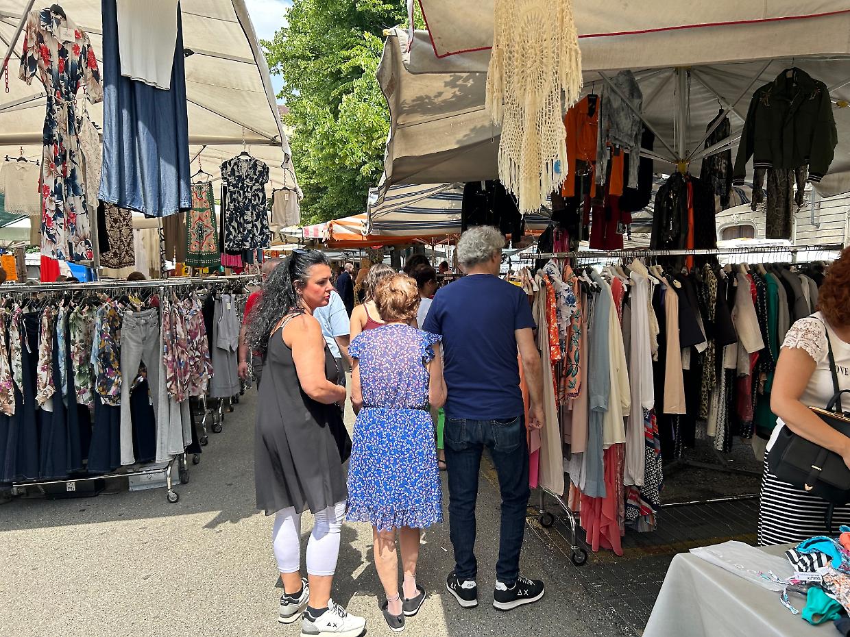 &laquo;Troppi scippi al mercato&raquo;: i clienti lanciano l&rsquo;allarme