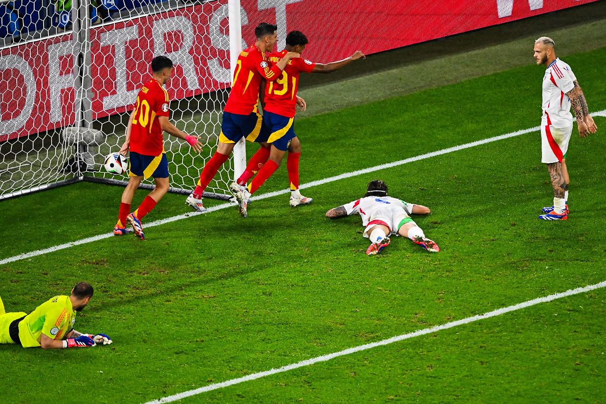 Il momento dell'autogol di Calafiori che regala la vittoria alla Spagna