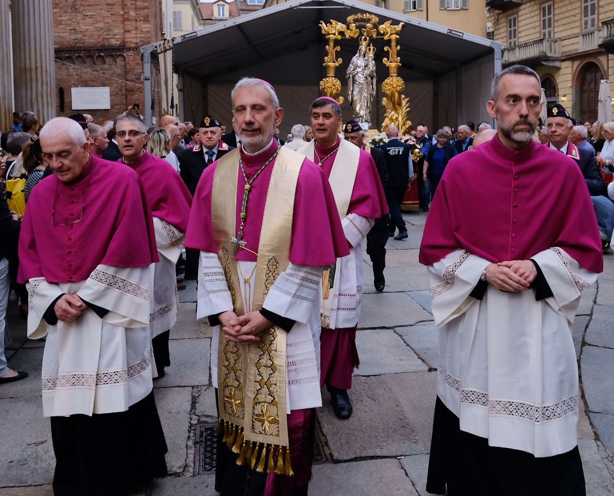 Con la processione della Consolata in centro Torino  si prepara per San Giovanni