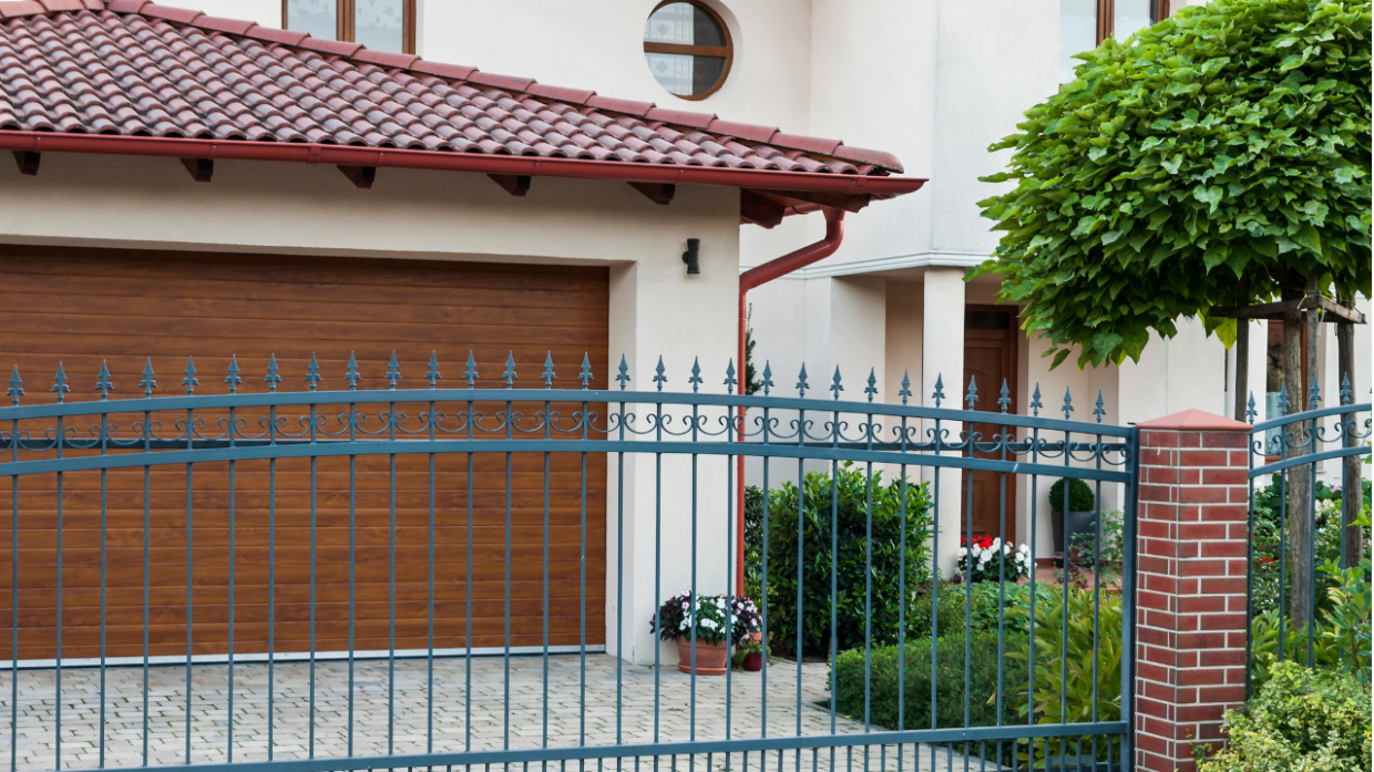 Incidente domestico a Lauriano: uomo ferito mentre lavora sul cancello di casa