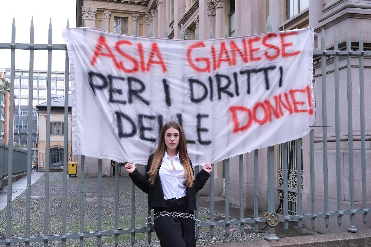 L'influencer Asia Gianese incatenata alla Mole. Ma perché?