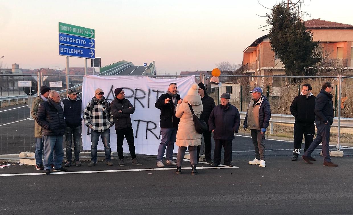 Una protesta di questo inverno del consigliere Bruno Prestia e dei cittadini per chiedere l’apertura del cavalcaferrovia