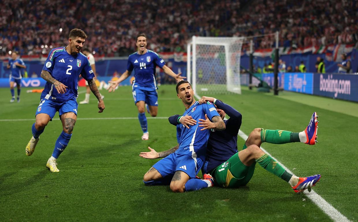L'esultanza degli azzurri al gol qualificazione di Zaccagni al 98°