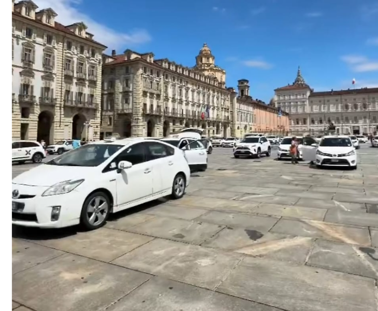 Taxi, manifestazione contro l'abusivismo 