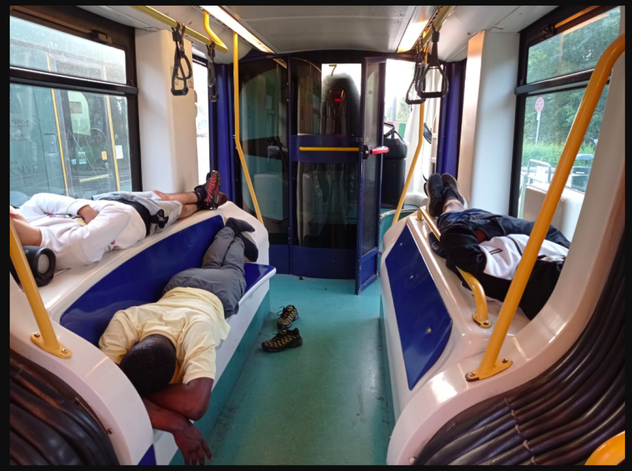 Sul tram 4, l'inciviltà diventa protagonismo: persone sdraiate che fanno il pisolino