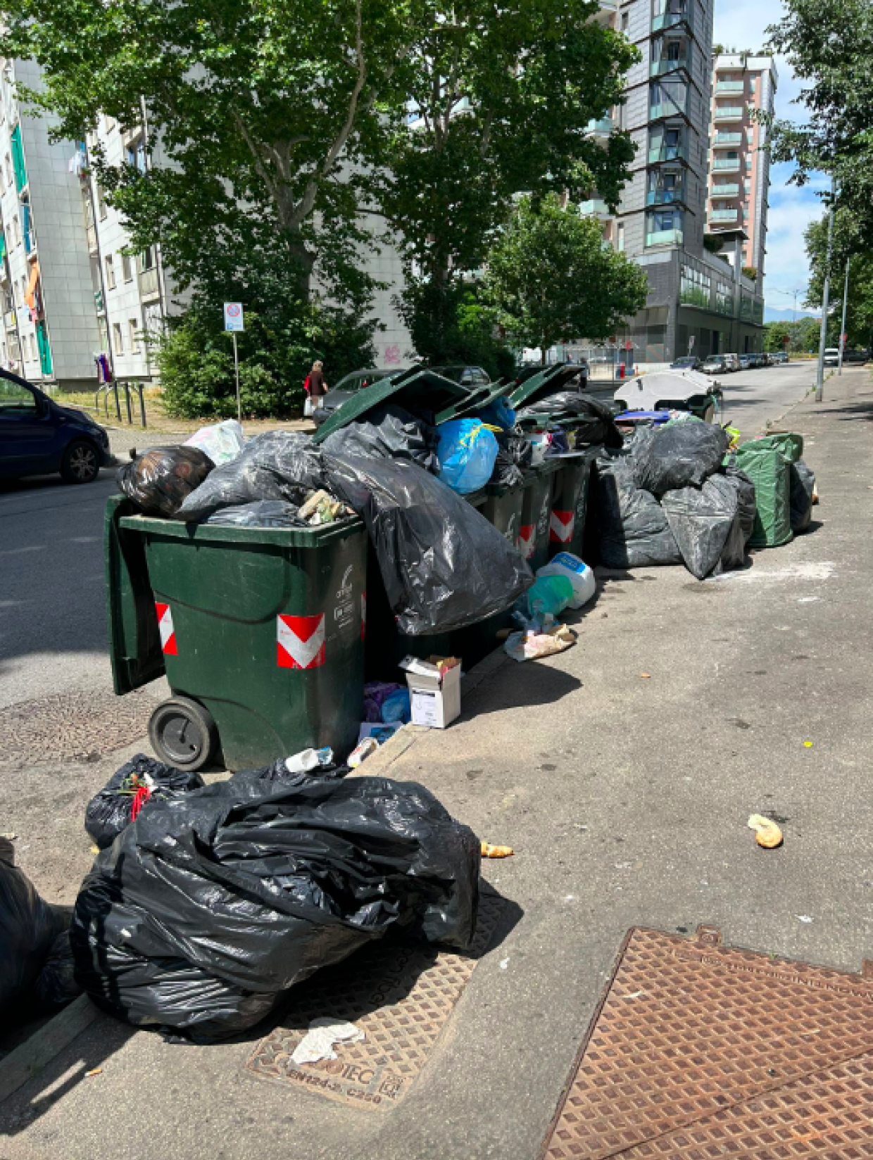 Mirafiori, continua l'emergenza rifiuti in via Fratelli Garrone