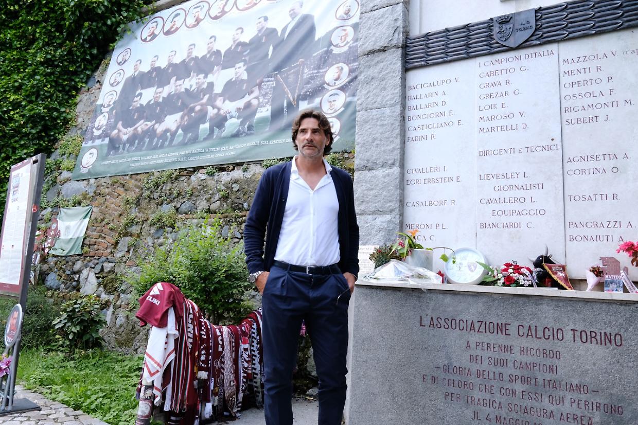 Il nuovo tecnico del Torino, Paolo Vanoli, davanti alla lapide degli Invincibili a Superga
