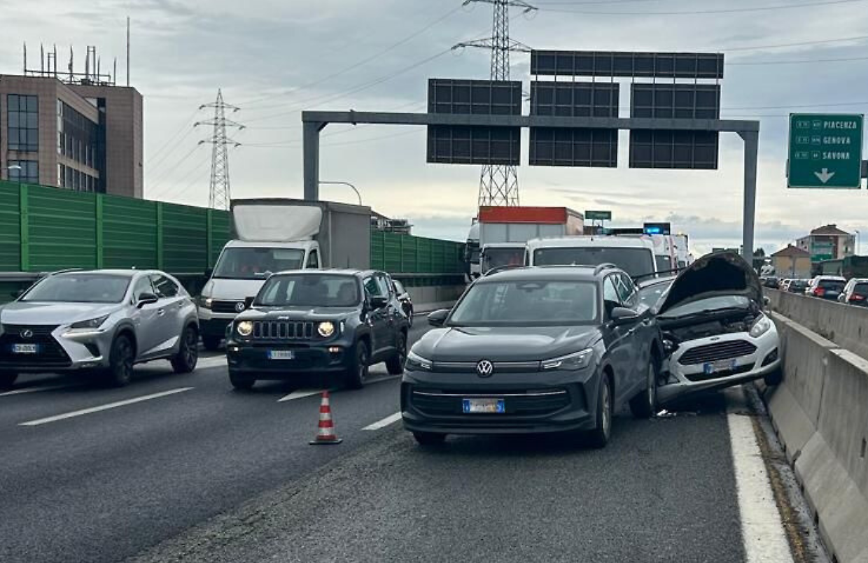Incidente in tangenziale, tre feriti e traffico paralizzato