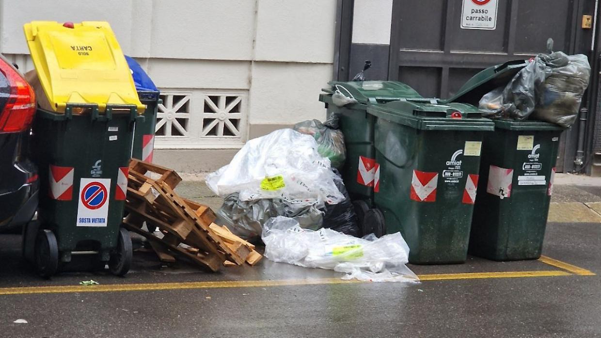 Quartiere Crocetta, marciapiede invaso dai rifiuti