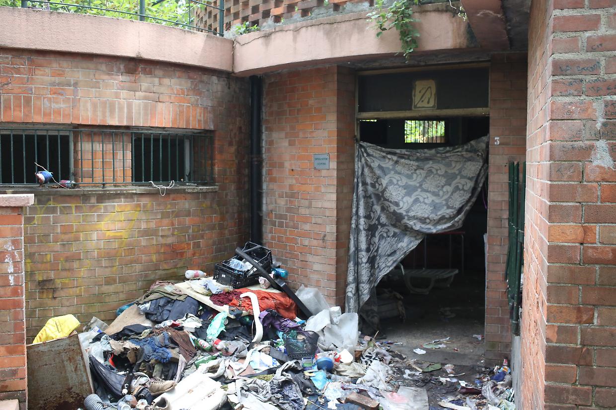 La sporcizia trovata nell'ex piscina Sempione
