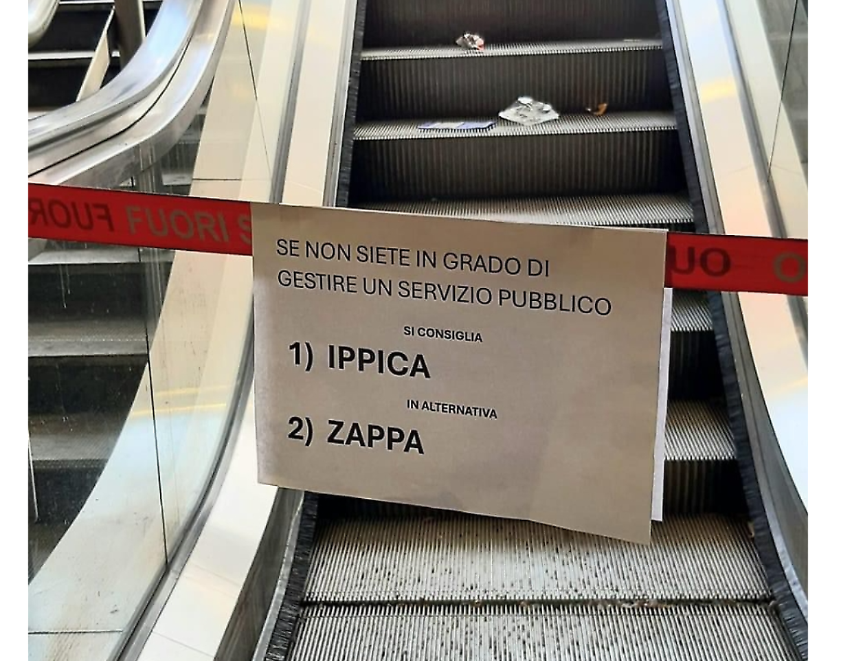 “Datevi all’ippica”, Il cartello contro Gtt davanti alle scale mobili ferme