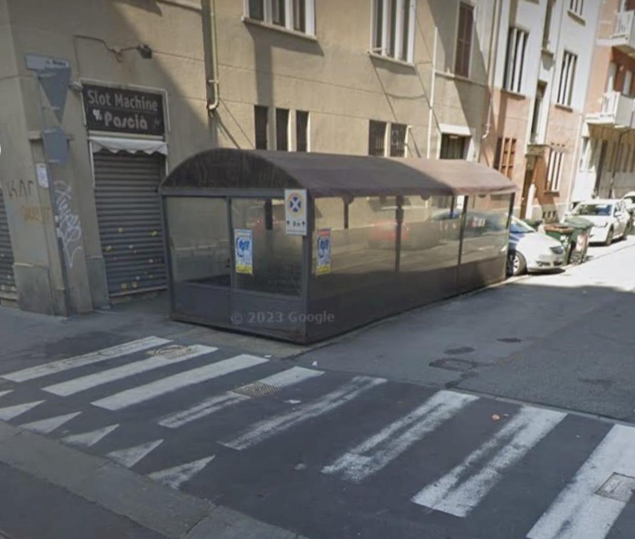 Rimosso il dehor "latrina " di via Nizza 342: era diventato un dormitorio