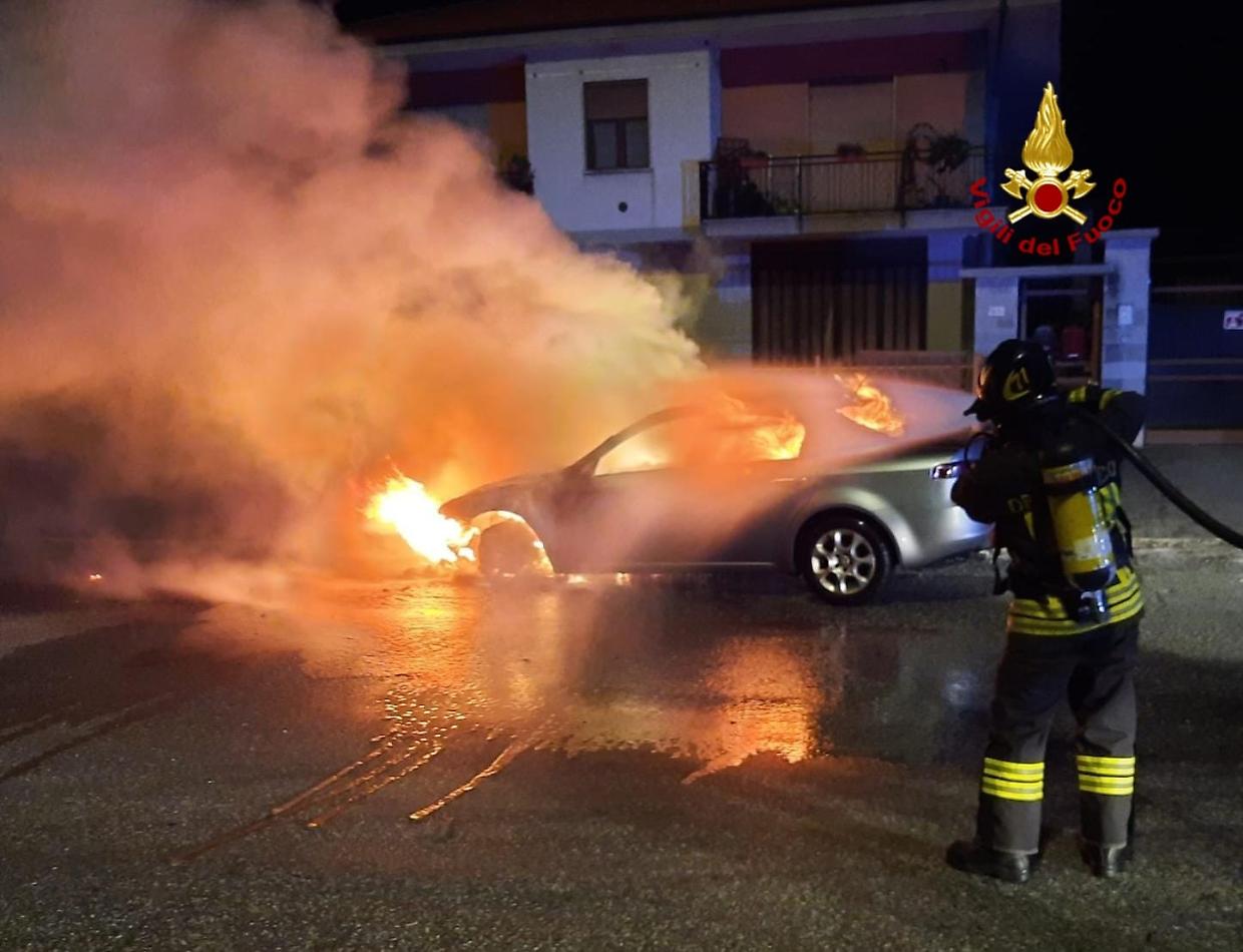 L'intervento dei vigili del fuoco per spegnere le fiamme 