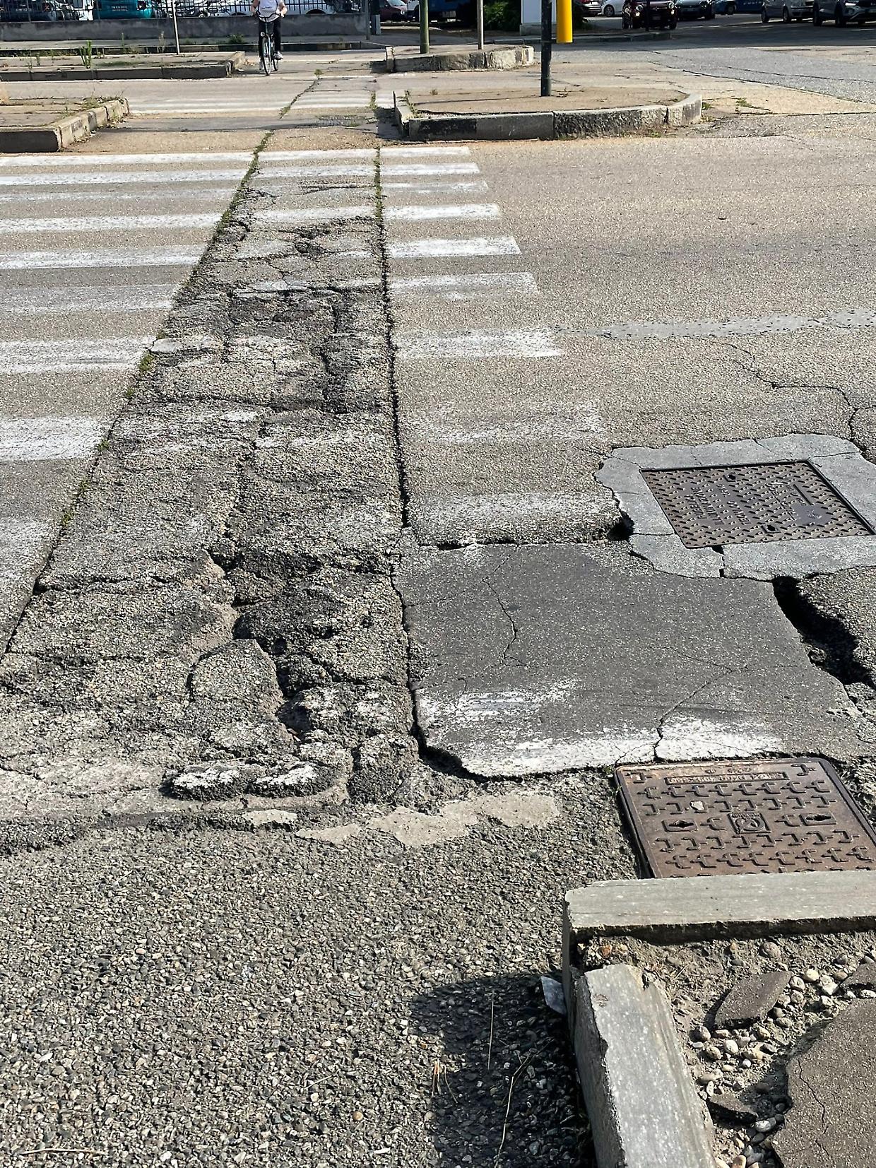 Corso Grosseto, un percorso insidioso per i pedoni
