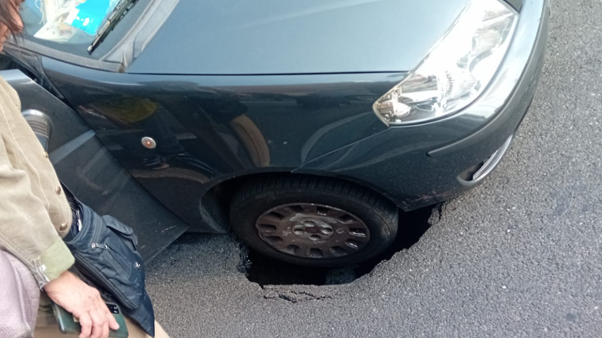 La Fiat Punto finita nella buca in corso Grosseto