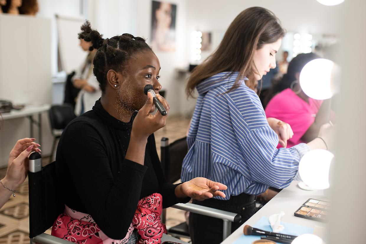 TORINO, SESSIONI DI MAKE UP PER DONNE RIFUGIATE 