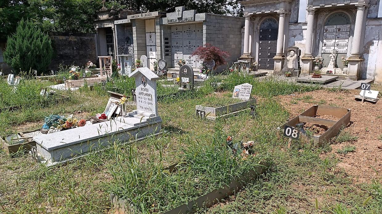 Cimitero di Stupinigi in preda al degrado, la rabbia dei cittadini: «Non c'è più neanche rispetto per i morti»