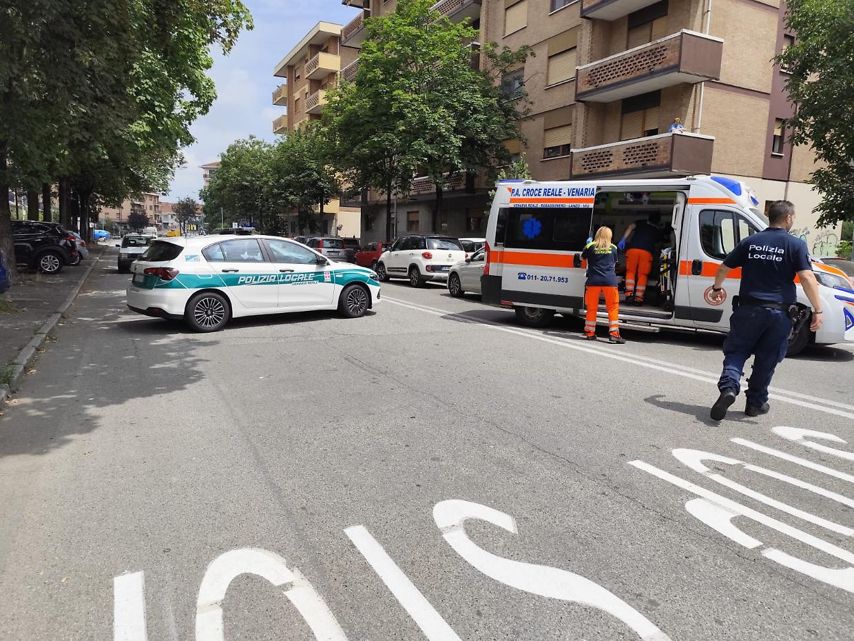 Lite in strada tra due uomini, uno accoltella l'altro poi scappa