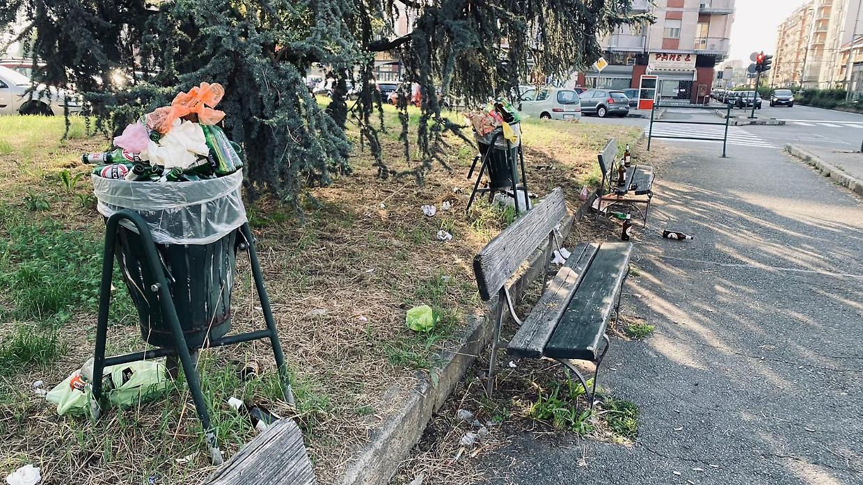 Rifiuti e bottiglie di birra nei giardini di Corso Toscana