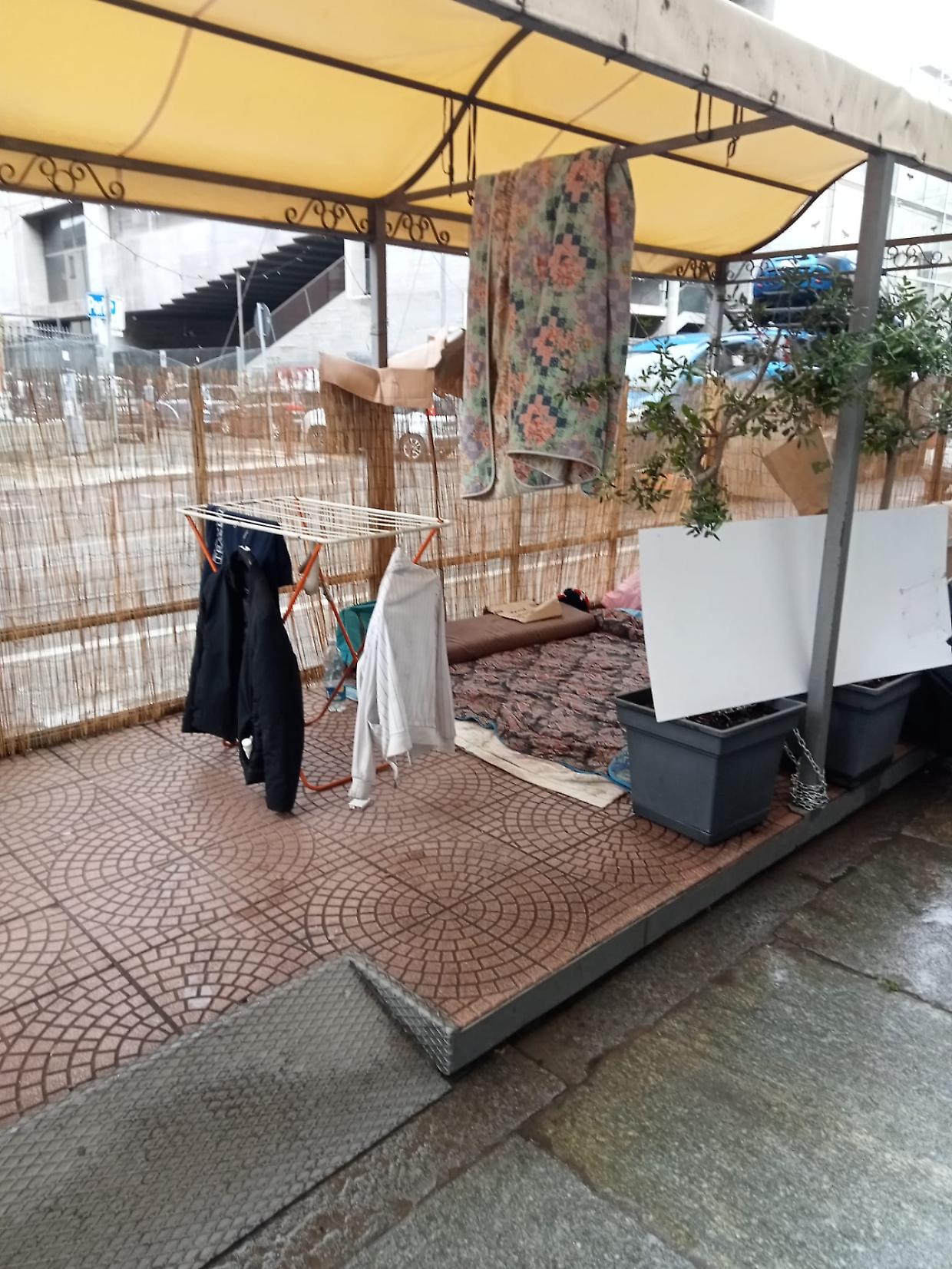 Il dehor abbandonato in corso Dante diventato rifugio per i senzatetto