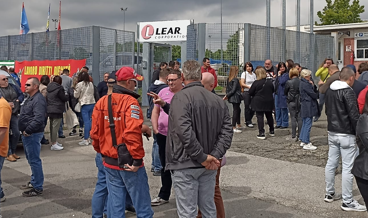 Crisi alla Lear di Grugliasco: Futuro Incerto per i Lavoratori