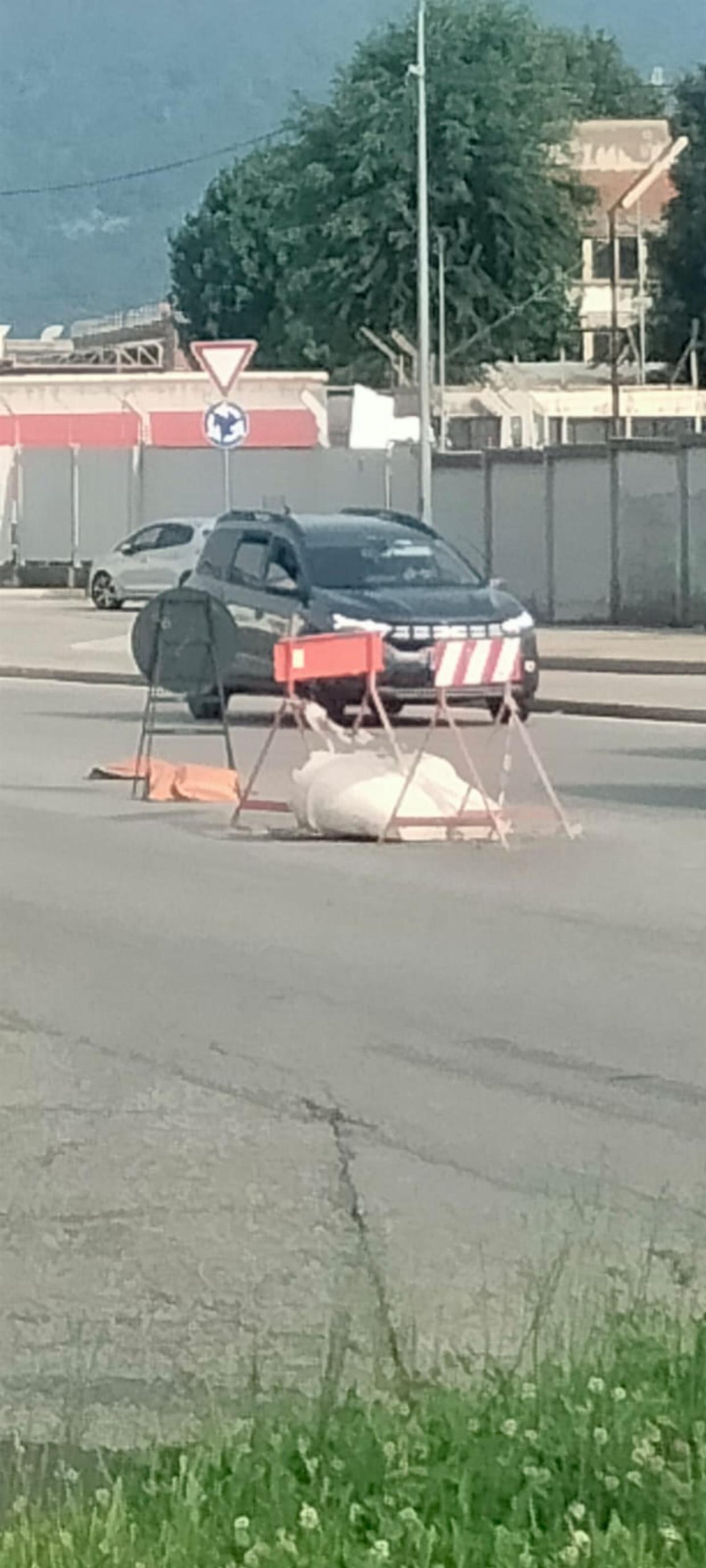 Tombino transennato da due mesi su Strada delle Cascinette