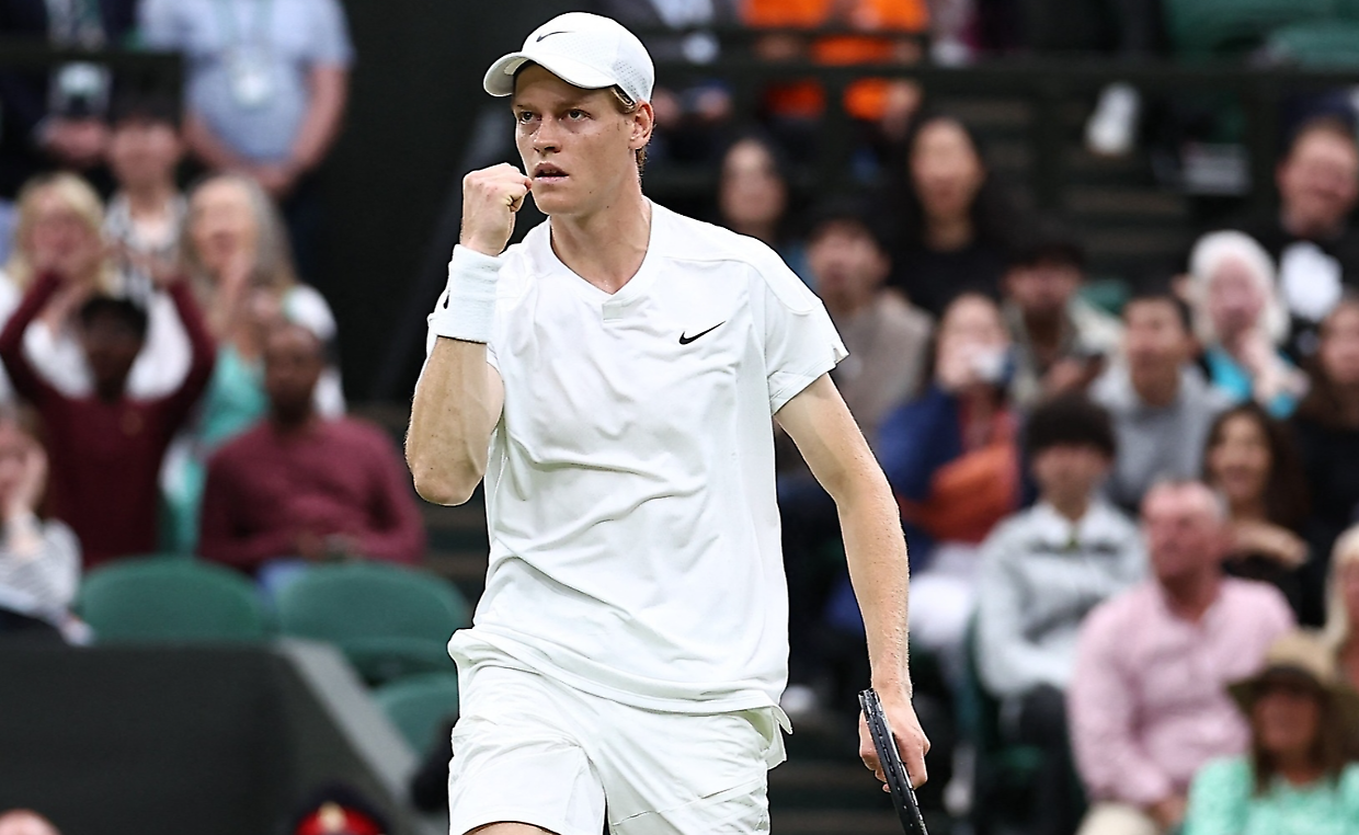 Sinner si prende il derby a Wimbledon, ma quanta fatica. Ecco cosa ha detto a Berrettini, il labiale non è passato inosservato...