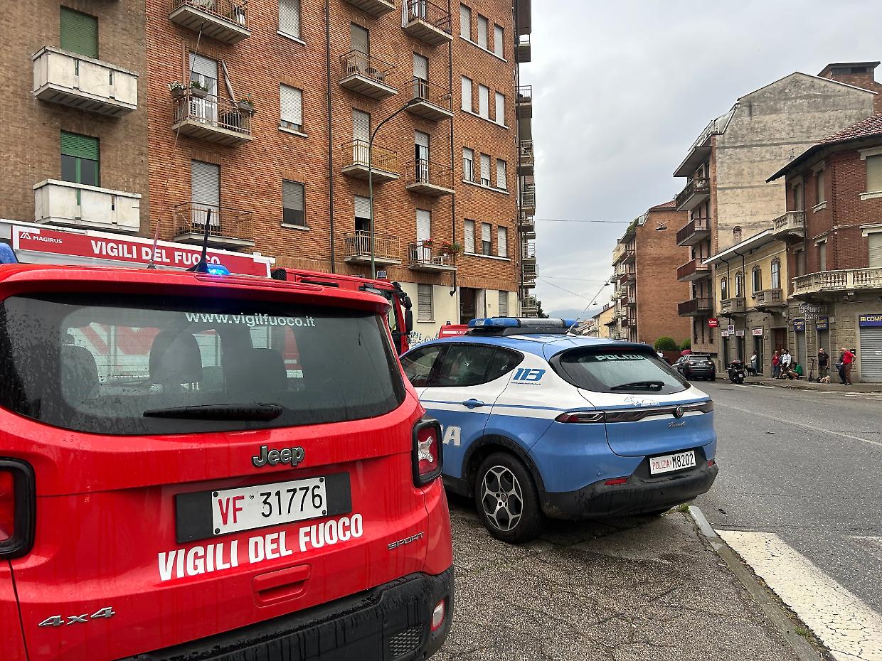 Esplosione all’alba in un palazzo, gli abitanti scappano dalle finestre 