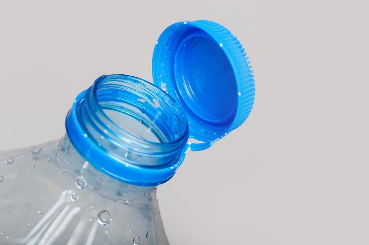 Bottiglie di plastica, nuove regole dal 2025: obbligo del 25% di materiale riciclato
