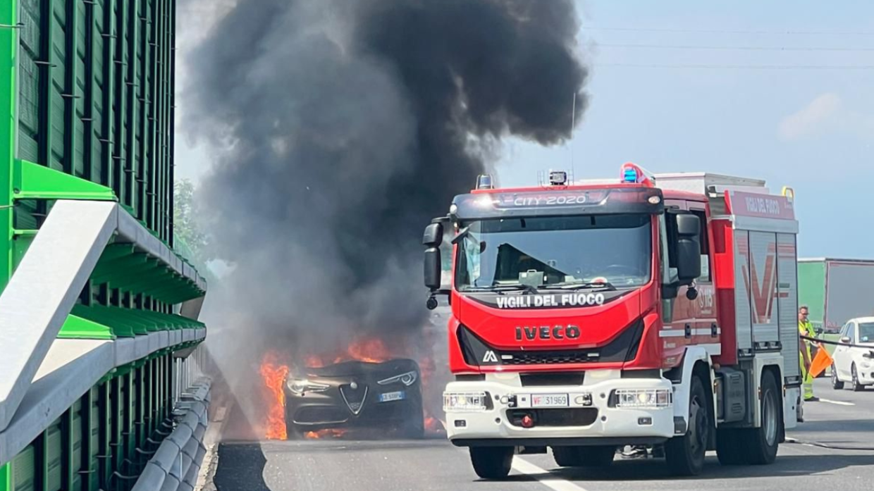 Tangenziale di Torino: un'auto prende fuoco 