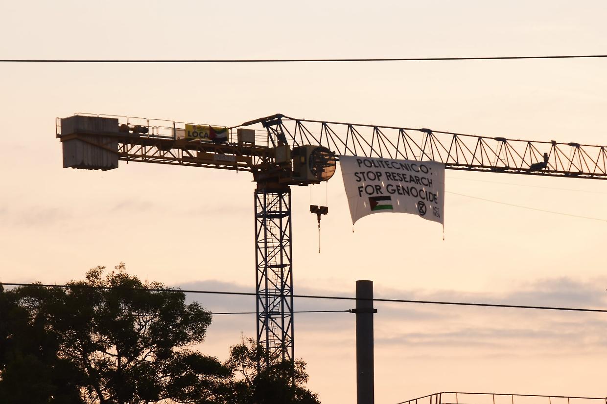 Lo striscione appeso all'alba dagli attivisti di Extinction Rebellion