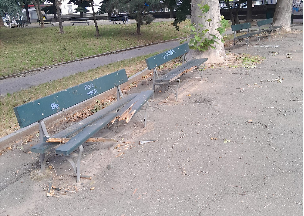 Le panchine in piazza Adriano devastate dai vandali e dall'incuria
