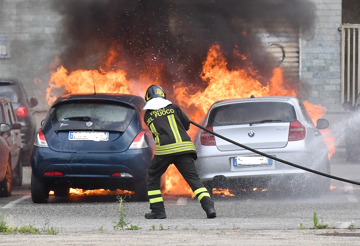Bruciano due auto in corso Marche,